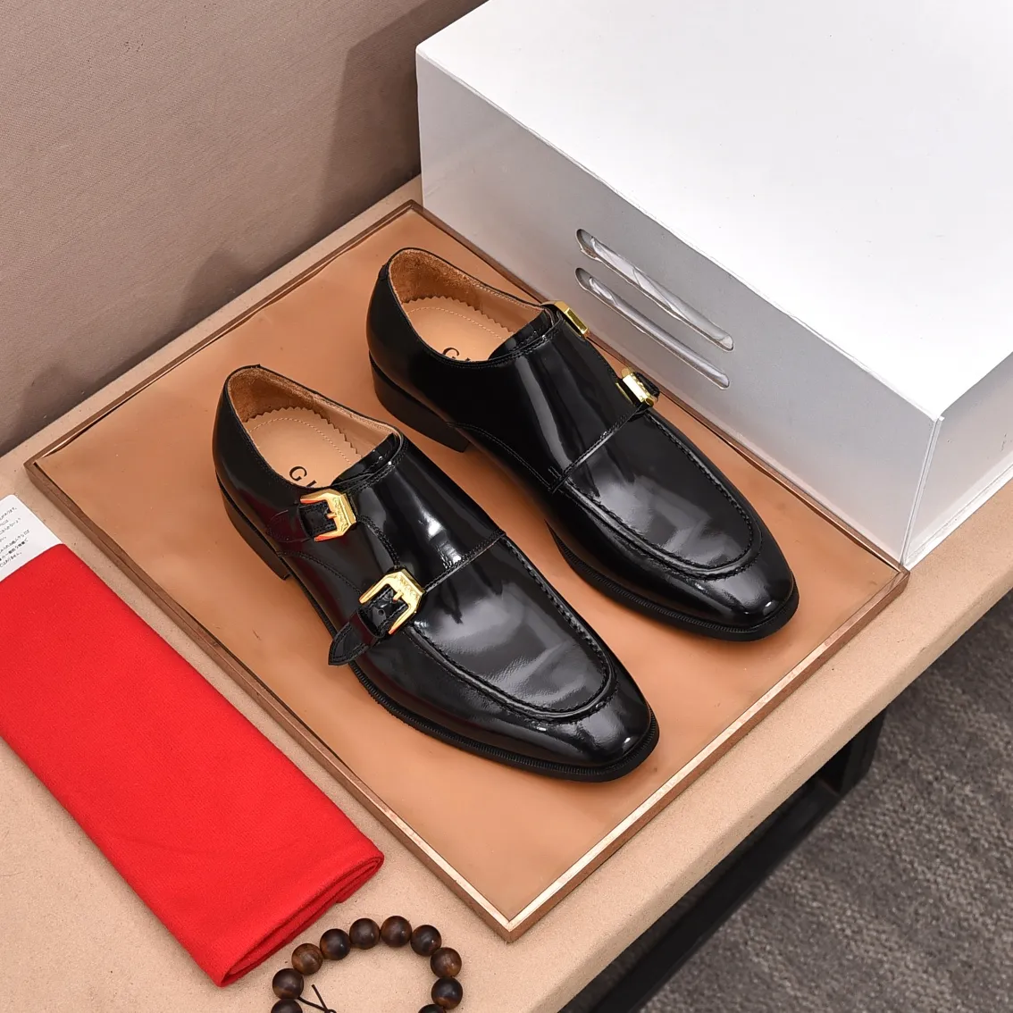 Men's shoes 💰560 (high-end, all cowhide) GUCCI high-end formal leather shoes, original imported fabrics from Italy, cowhide lining, original hardware. I believe you will be struck by it from the first moment you see it. The avant-garde atmosphere can no longer fully interpret its elegance. AAA grade rubber outsole, super comfortable. Original counter last, ensuring its original version and quality. The simple upper ensures its comfort and breathability. A pair of truly good shoes has its own unique soul, famous quality, regular size 38-44 (45 46 customized)
